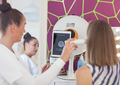 Ruzica Bjelobrk mit Kundin bei Hautanalyse als Teil der First Glow Neukundenbehandlung