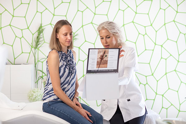 Kosmetikerin Carola Kiesel mit Kundein bei First Glow Neukundenangebot