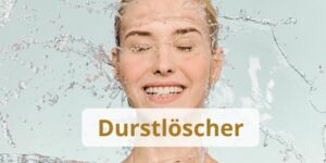 Lächelnde Frau mit Wasserspritzern