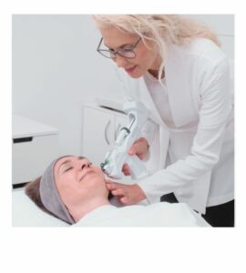 Carola Kiesel mit Kundin bei Infuzion Behandlung im Kosmetikstudio Beauty Balance in Stuttgart