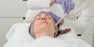 Kundin bei JetPeel-Behandlung bei Beauty Balance Stuttgart